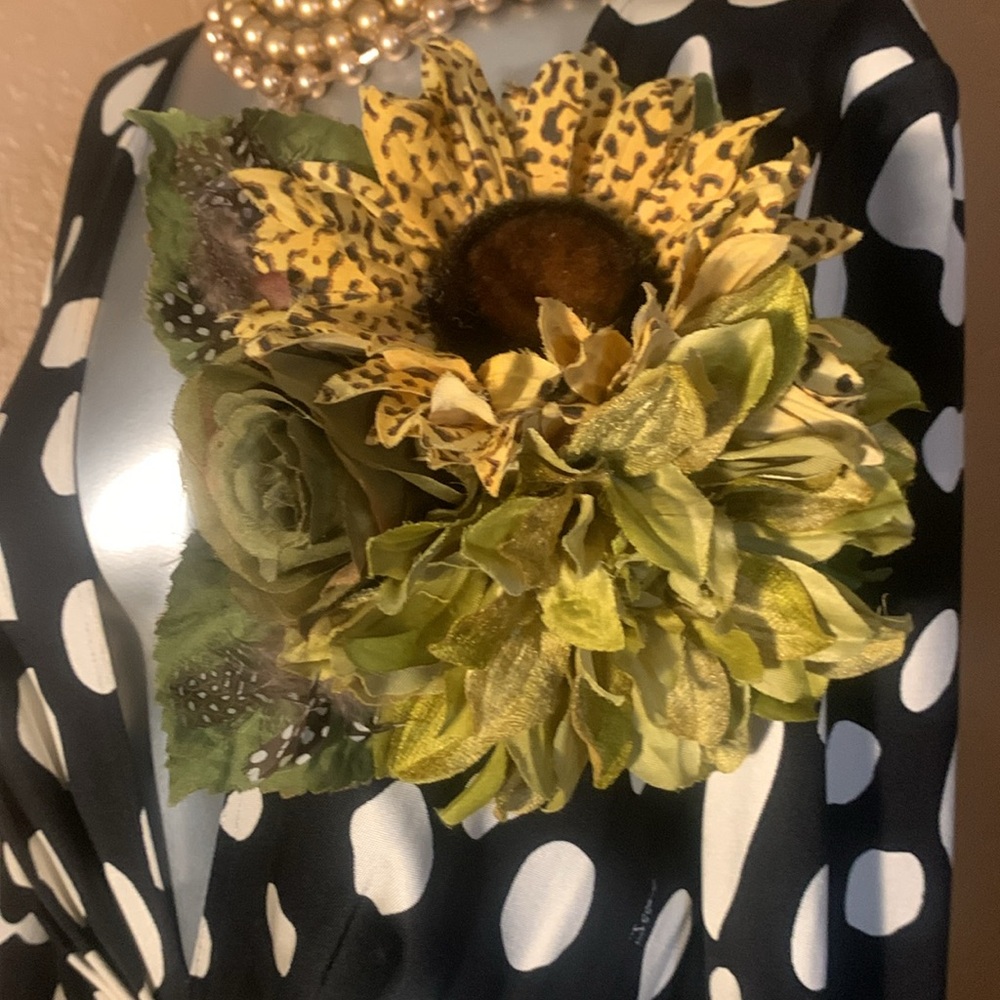 Large Oversized Flower Broach Pin. - Picture 3 of 6